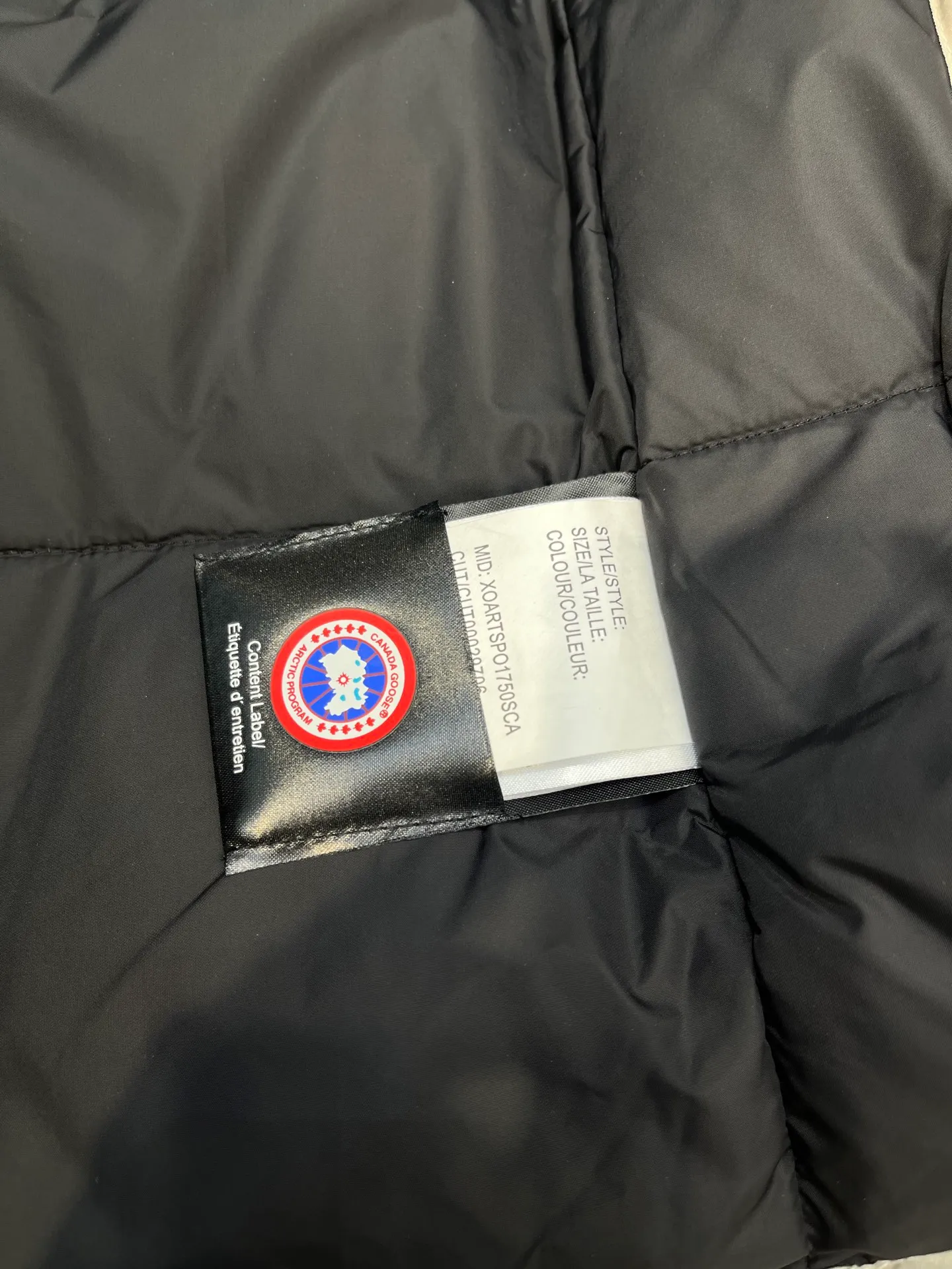 P860 Canada Goose model 06, the same model as the famous star, men's and women's models, with cold-proof flannel on the collar, close to the head and neck, comfortable and warm! The fabric is made of high-density nano-level waterproof fabric, which is windproof and wear-resistant and has a certain thickness! Seamless threaded cuffs! Avoid hard knots! It doesn’t matter how low the temperature is this winter, one piece is enough. I’ll give you the wind and temperature! Contains pure duck down, sufficient quantity, unique fashion design + waterproof craft fabric + big brand YKK double zipper pullers, real photos, upright style quality, regardless of the external standard and the internal content, you can feel free to compare it with the softer, easier to wrinkle and lighter version on the market!  size：s-xxl